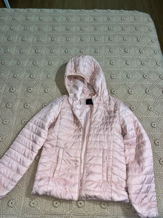 Chaqueta acolchada rosa con capucha