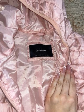 Chaqueta acolchada rosa con capucha