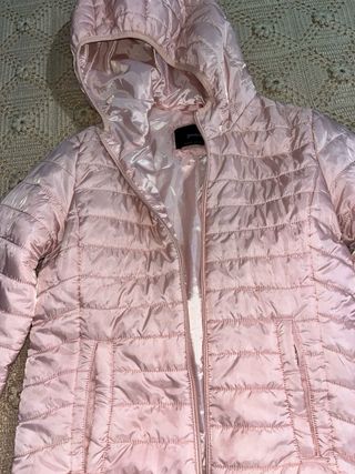 Chaqueta acolchada rosa con capucha