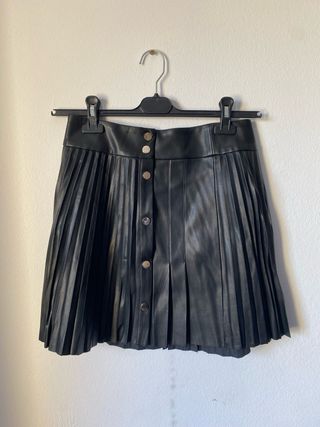 Falda corta plisada botones negra