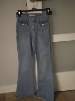 Pantalón vaquero azul acampanado