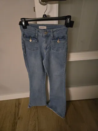 Pantalón vaquero azul acampanado