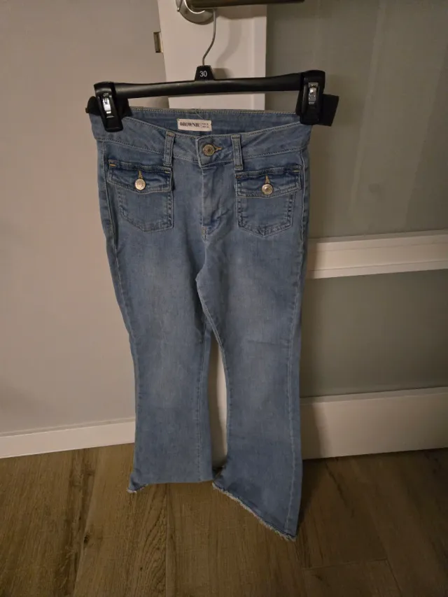 Pantalón vaquero azul acampanado