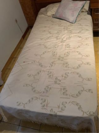 Cama individual con funda y almohada