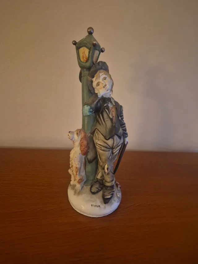 Figura Capodimonte con perro y farola Tiziano