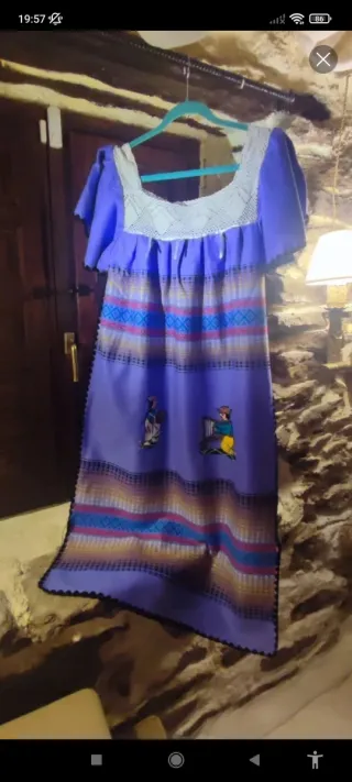 Vestido artesanal morado con bordados y ganchillo.