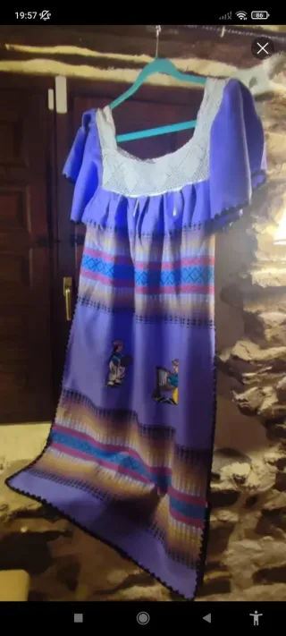 Vestido artesanal morado con bordados y ganchillo.