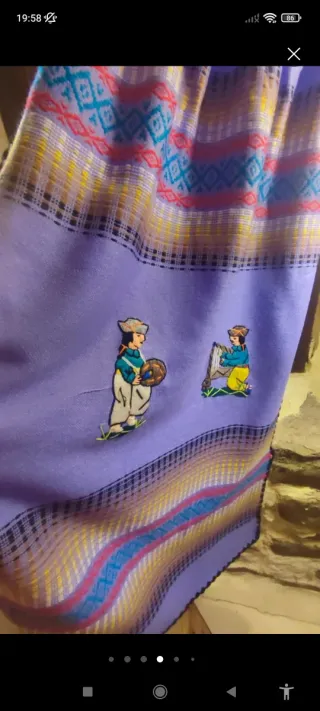 Vestido artesanal morado con bordados y ganchillo.