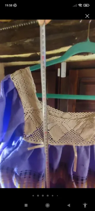 Vestido artesanal morado con bordados y ganchillo.