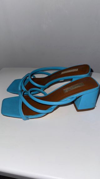 Tacones azules de tiras