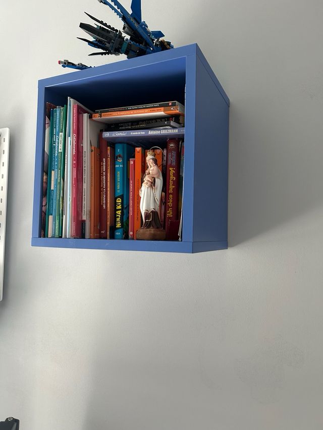 Estanterías de Cubo Azul y blancas 
