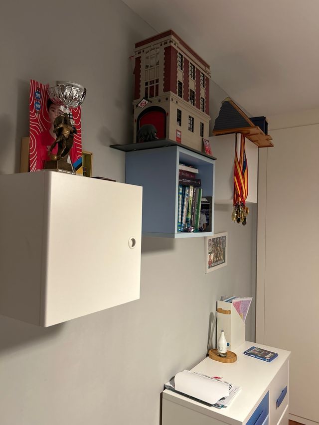 Estanterías de Cubo Azul y blancas 
