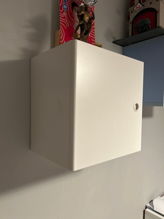 Estanterías de Cubo Azul y blancas 
