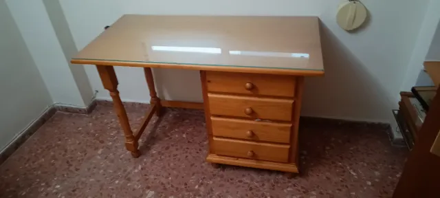 Armario, cama, mesita, mesa y estantería