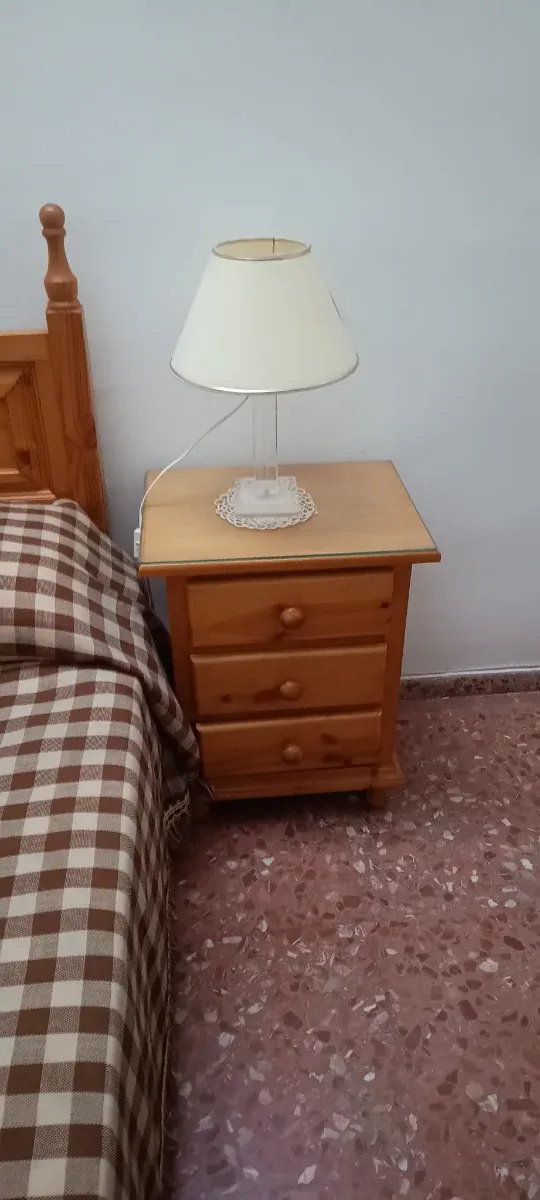 Armario, cama, mesita, mesa y estantería