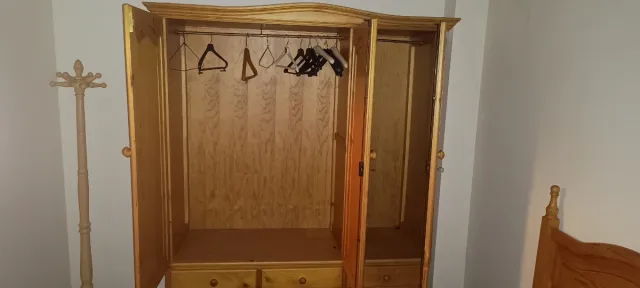 Armario, cama, mesita, mesa y estantería