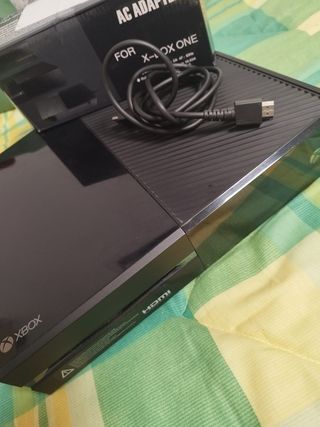 Xbox One con cableado y fuente de alimentación