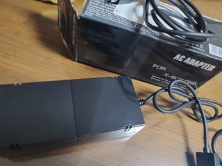 Xbox One con cableado y fuente de alimentación