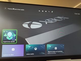 Xbox One con cableado y fuente de alimentación