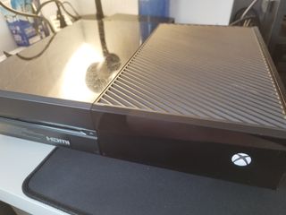 Xbox One con cableado y fuente de alimentación