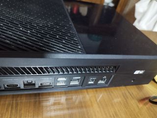 Xbox One con cableado y fuente de alimentación