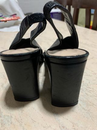 Décolleté sling back in Vera pelle nera a punta 