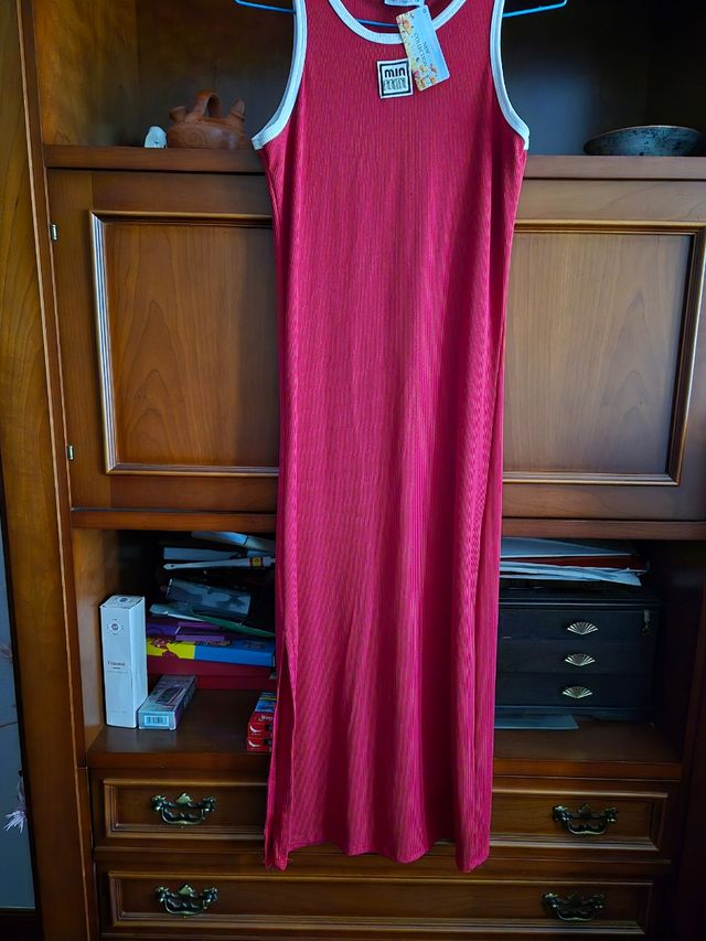 Dos vestidos largos de canal burdeos yciruela