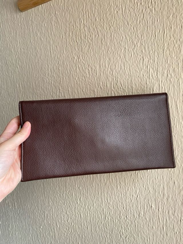 Cartera de piel marrón con logo