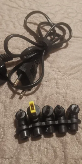 Alimentatore Trust 19V con adattatori