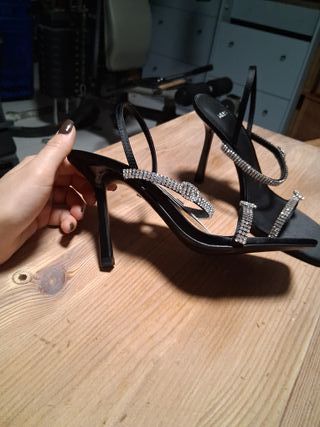 Sandalias Mango fiesta negras con pedrería