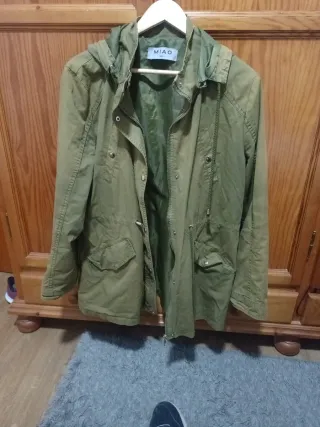 Cazadora verde militar MIAO con capucha pone 