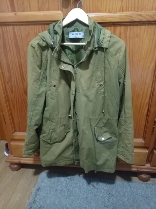 Cazadora verde militar MIAO con capucha pone 