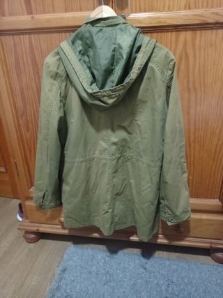 Cazadora verde militar MIAO con capucha pone 