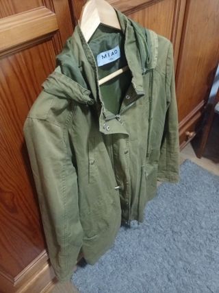Cazadora verde militar MIAO con capucha pone 