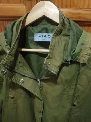 Cazadora verde militar MIAO con capucha pone 
