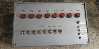 Scatola elettronica con pulsanti e interruttori