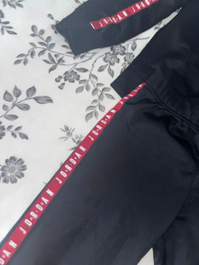 Chándal Jordan niño negro y rojo