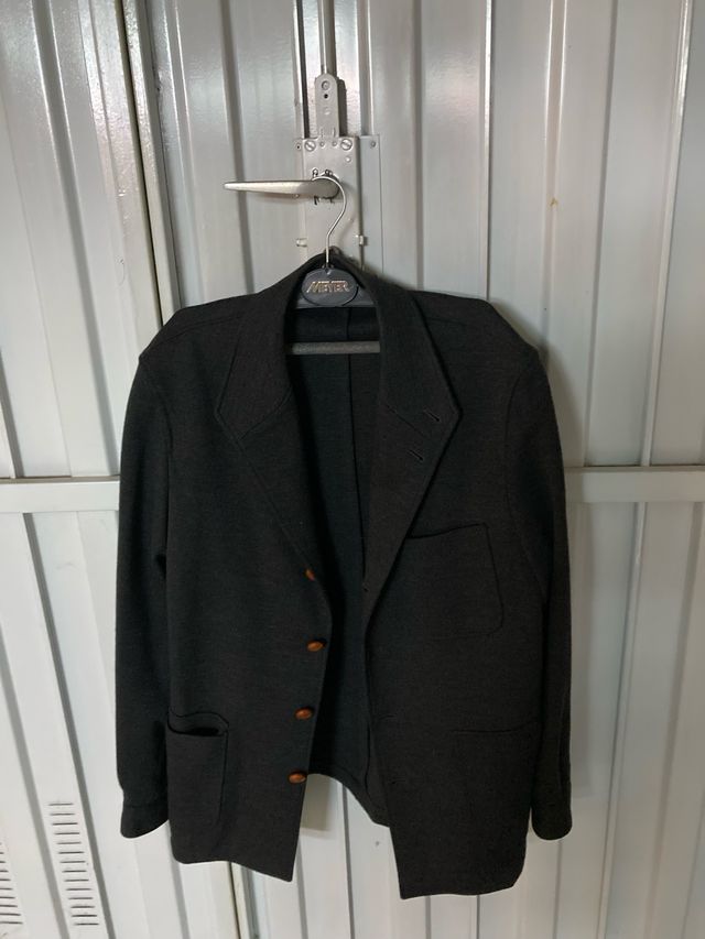 Americana de punto gris