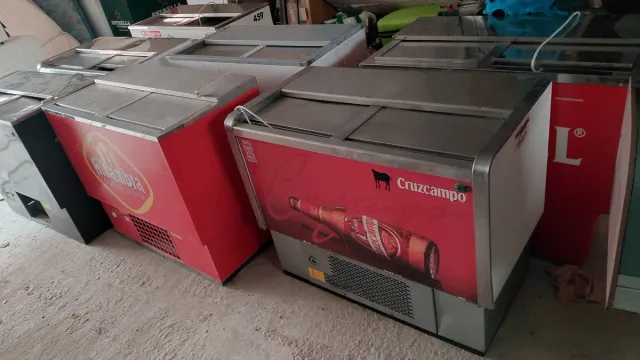 Garrafeiras frigoríficas Cruzcampo e Alhambra