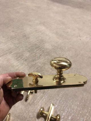 Manivelas de latón para puertas