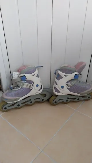 Patines en línea morados y blancos