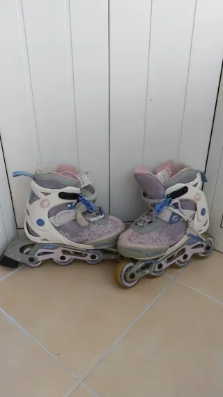 Patines en línea morados y blancos