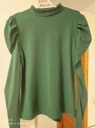 Blusa verde con mangas abullonadas