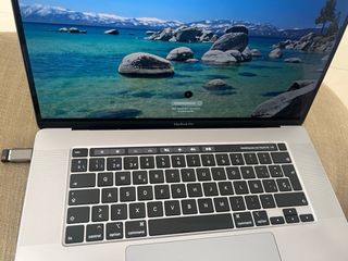 MacBook Pro 2019, 16”, Core i7 32GB 1TB SSD