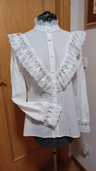 Blusa blanca con volantes de encaje