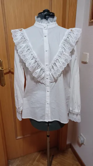 Blusa blanca con volantes de encaje