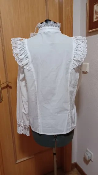 Blusa blanca con volantes de encaje