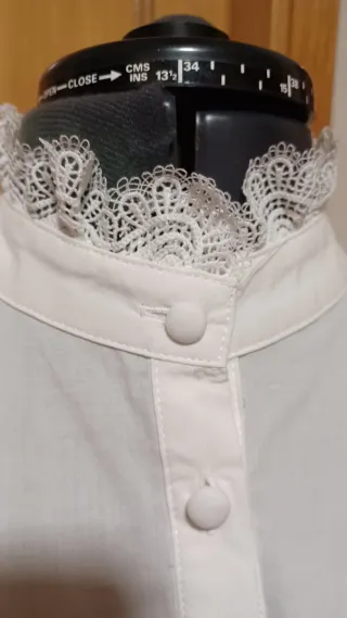 Blusa blanca con volantes de encaje