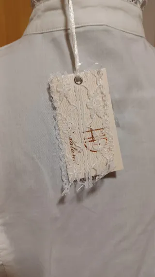 Blusa blanca con volantes de encaje