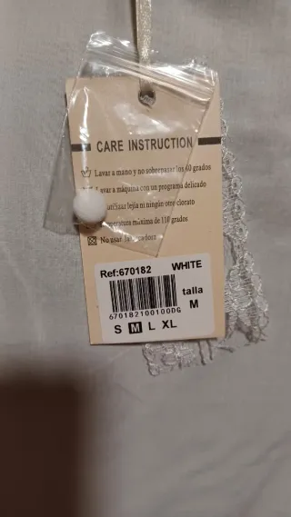 Blusa blanca con volantes de encaje